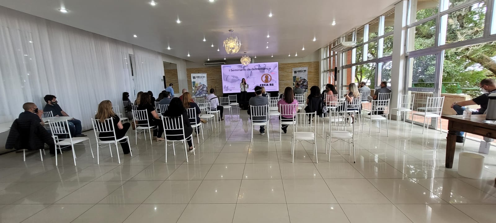 Gerentes, chefes de núcleo e facilitadores reunidos para avaliação dos itens de controle e dos projetos executados no ano
